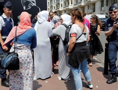 Γαλλία: Οι αρχές συνέλαβαν 10 γυναίκες με μπουρκίνι στις Κάννες